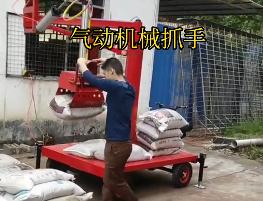 龙山县机械抓手青储搬运机图片龙山县多功能机械抓手悬臂吊机械臂详细视频机械抓手码垛卸货神器
